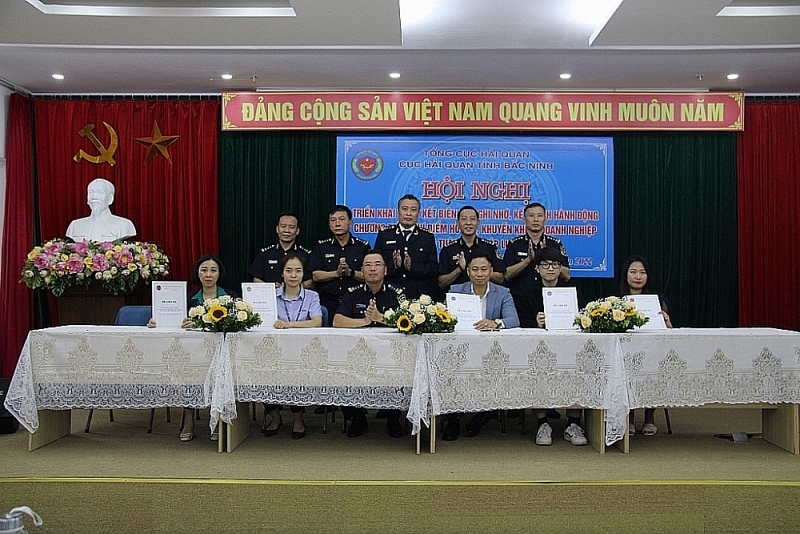 Leaders of Bac Ninh Customs Department signed a Memorandum of Understanding, action plan with enterprises participating in the pilot program (November 21, 2022). Photo: Quang Hùng