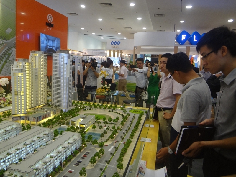 It is more difficult for real estate businesses to issue bonds to create capital for project implementation. Photo: Hoai Anh.