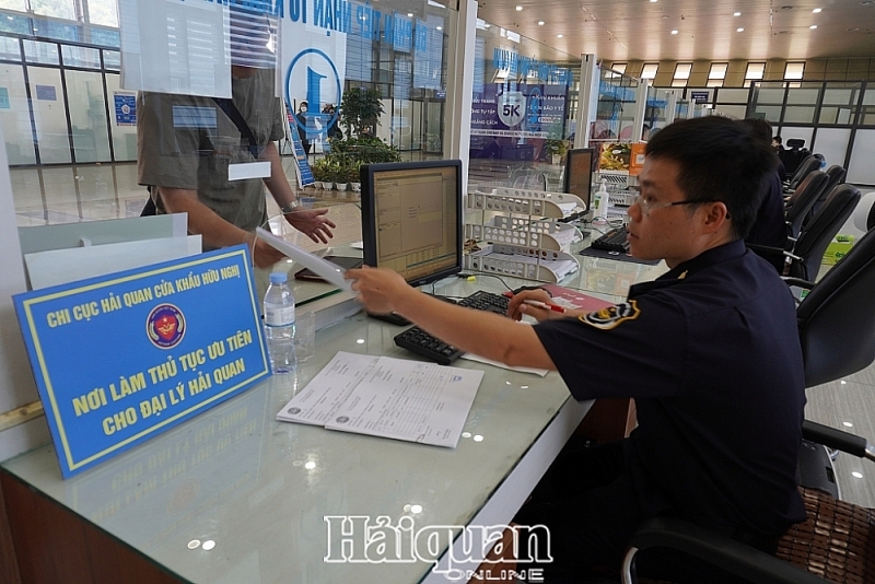 Huu Nghi Customs arranges customs officers to receive and handle procedures for businesses even outside working hours. Photo: H. Nụ