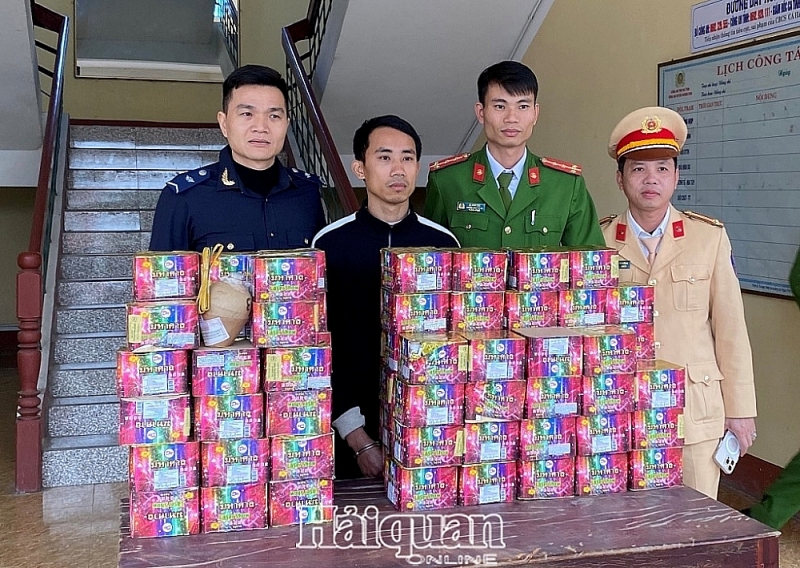 Tien (second from left) with firecrackers when arrested. Photo: Nguyễn Minh