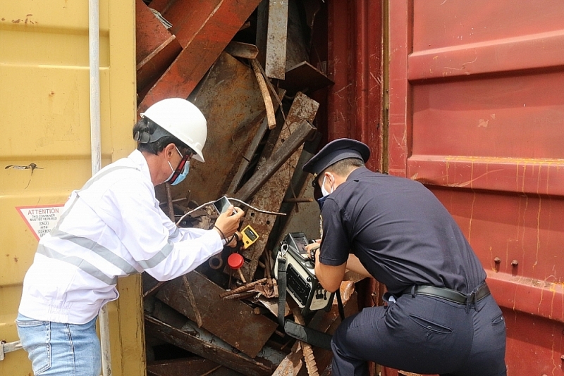 An officer of the Cai Mep - Thi Vai port Customs Branch inspects imported scrap. Photo: N.H