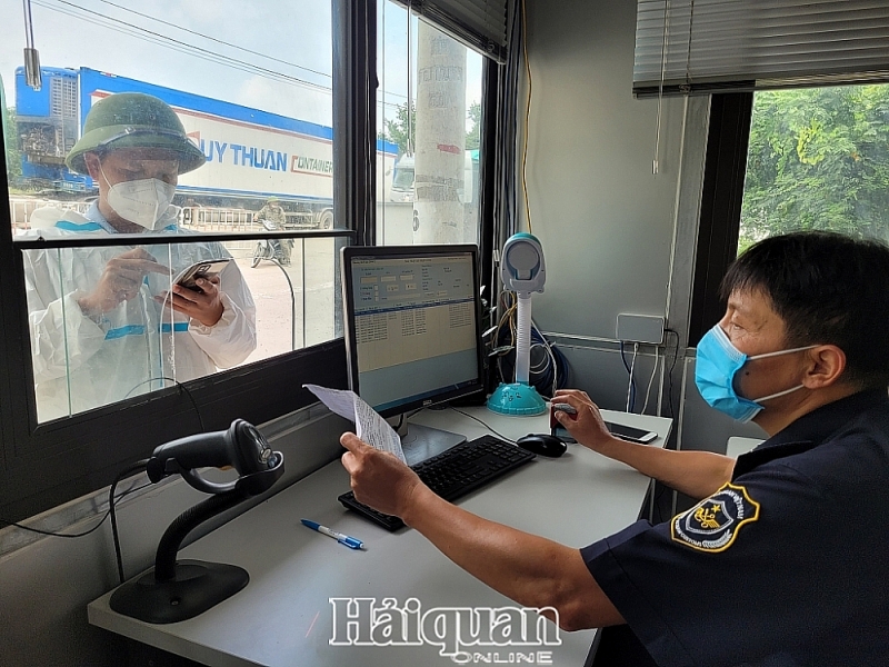 Tan Thanh Customs officer instructs driver to make a declaration about vehicle transporting exported goods through border gate. Photo: H.Nụ