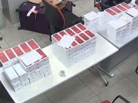 more than 250 iphone xs seized at tan son nhat airport