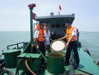 Coast Guard: Seize a ship transporting illegally 70,000 liters of D.O oil on the sea