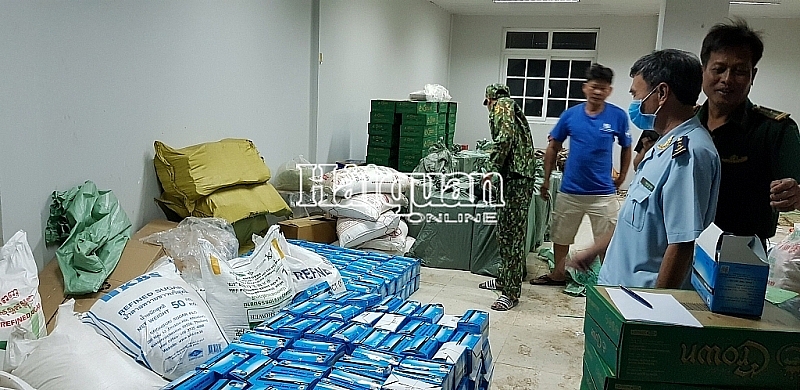 an giang customs seizes huge case of illegally exported gauze masks to be sent to cambodia