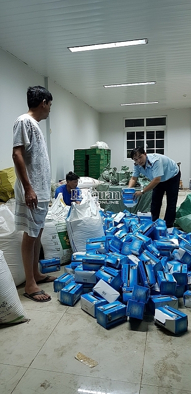 an giang customs seizes huge case of illegally exported gauze masks to be sent to cambodia