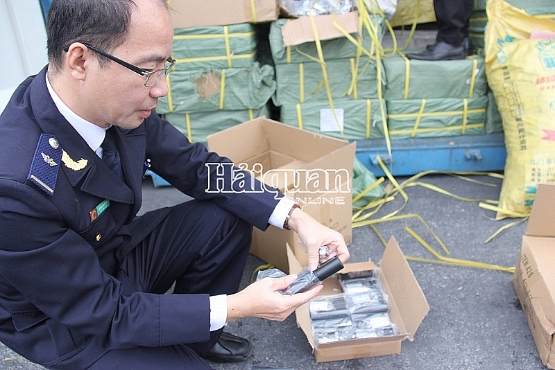 detect the large quantity of goods failing to implement customs declarations at hai phong port