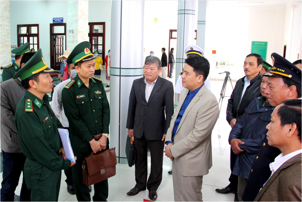 quang nam customs tighten prevention of covid 19 at border gate