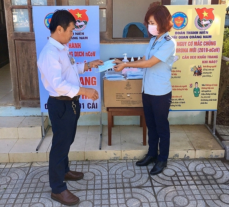 quang nam customs tighten prevention of covid 19 at border gate