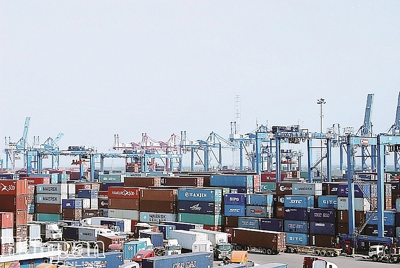 Goods are imported and exported mainly through Cat Lai port. Photo: T.H