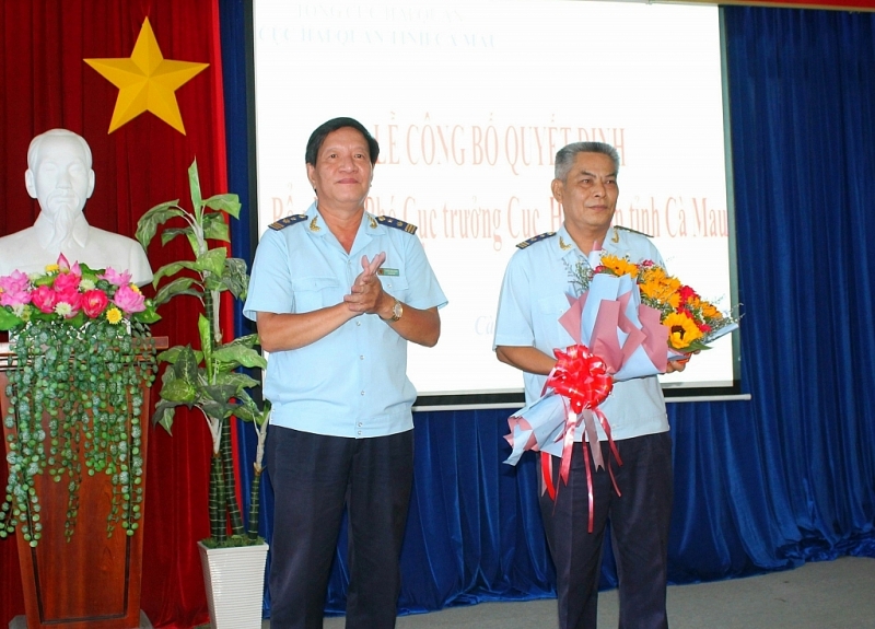 Deputy Director of Ca Mau Customs Department Nguyen Minh Chiem gives flowers to congratulate the new Deputy Director Cao Van Mien