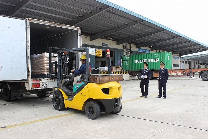 Hanoi Customs officers check import-export goods. Photo: N.Linh