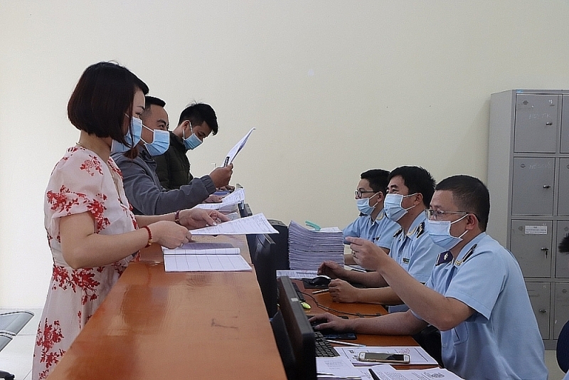 Vung Ang Customs officers instruct enterprises to carry out customs procedure. Photo: H.Nụ