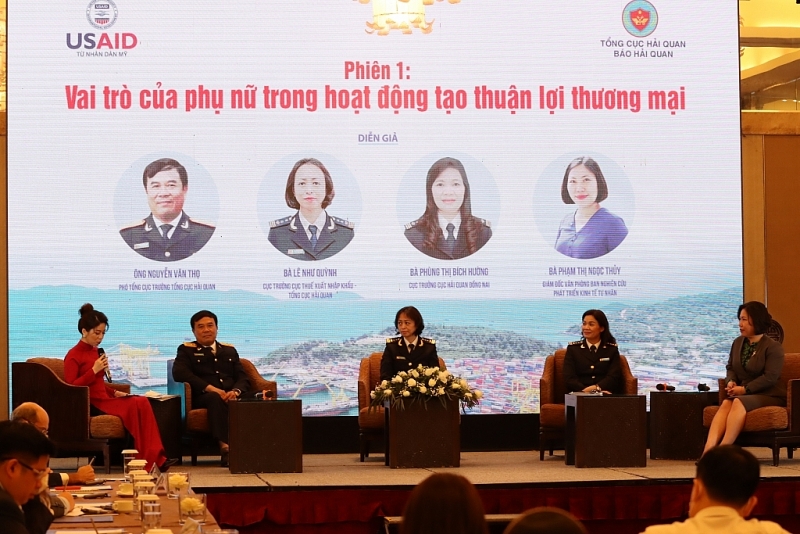 Guest speakers participate first panel discussion of the seminar. Photo: Thái Bình