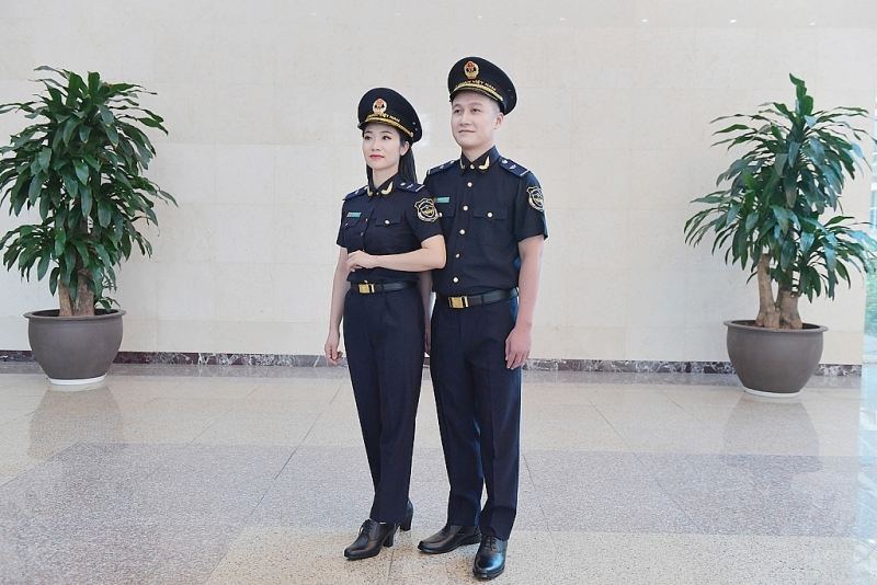 Customs officers in the image of a new spring-summer outfit with a short-sleeved shirt.