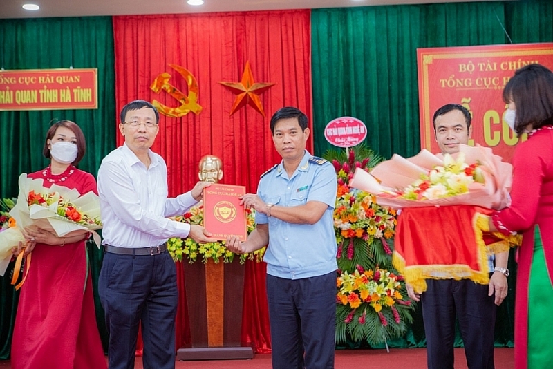 Director General of Vietnam Customs Nguyen Van Can handle decision to new Director of Ha Tinh Customs Department Bui Thanh San