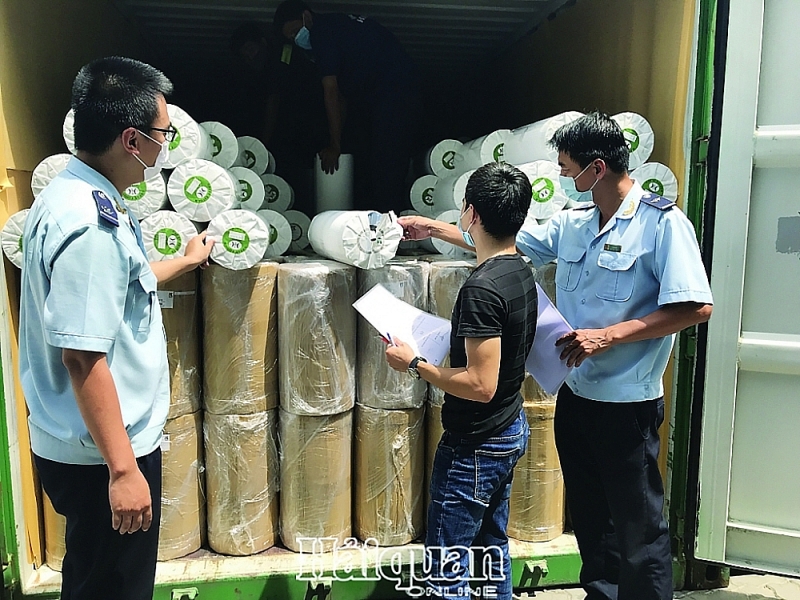 Ho Chi Minh City Customs checks imported processing materials. Photo: T.H