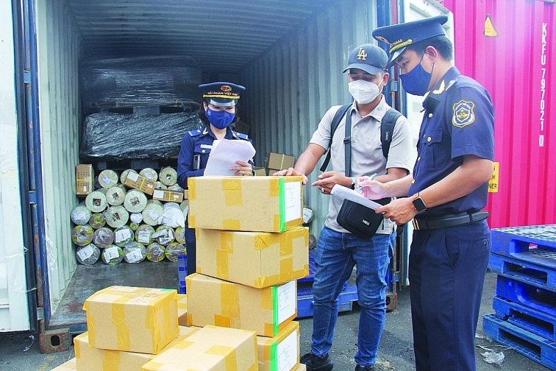 Customs officer of Saigon port area 4 check goods in transit. Photo: T.H