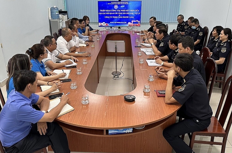 Leaders of Saigon port area 4 Customs Branch discussed with port enterprises. Photo: T.D