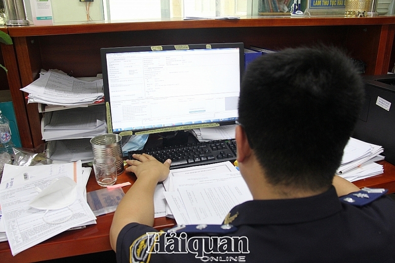 Chi Ma Customs officer (Lang Son) performs the professional process. Photo: H.Nụ
