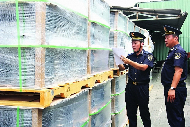 Long An Customs officers coordinated with HCM City Customs to inspect the infringing processing shipment. Photo: T.H