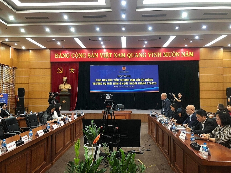 The briefing session with the Vietnam trade office system abroad is held monthly by the Ministry of Industry and Trade