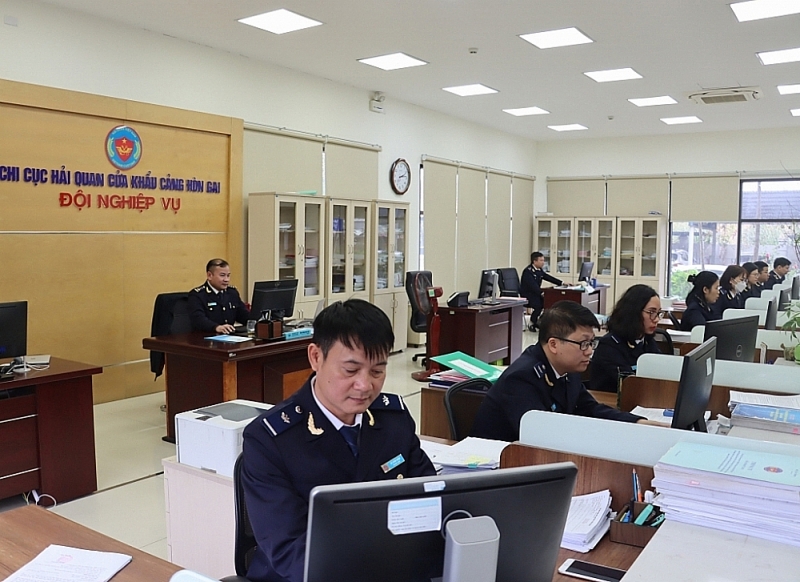 Professional activities at Hon Gai port Customs Branch (Quang Ninh Customs Department). Photo: Quang Hùng