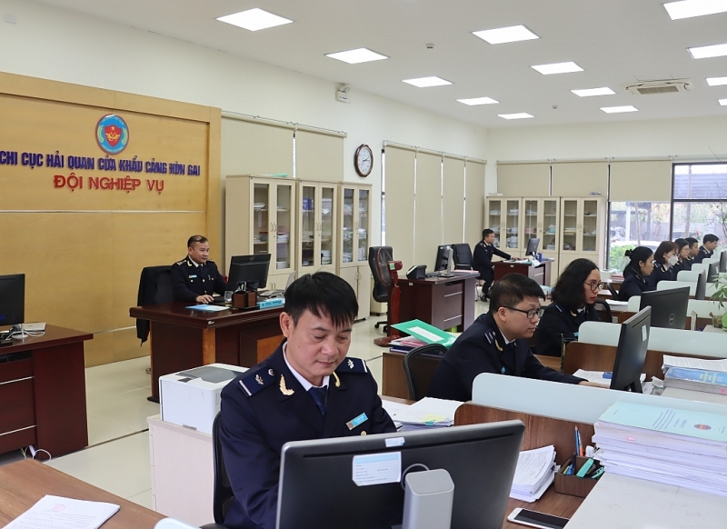 Professional activities at Hon Gai Customs Branch (Quang Ninh Customs Department). Photo: Quang Hùng