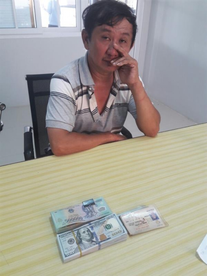 seize a case of illegally transporting us 11000 and 315 million vnd across vinh xuong border