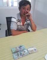 Prosecute a case of illegal transport $US 11,000 through Vinh Xuong border gate