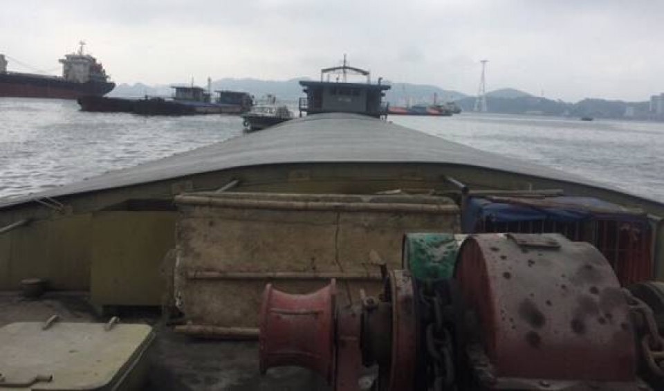 quang ninh discovery a barge transports coal dust without document