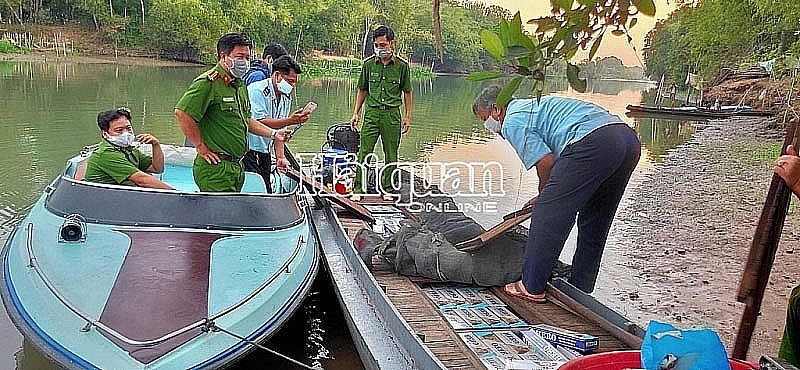 An Giang Customs seizes speedboat transporting smuggled cigarettes