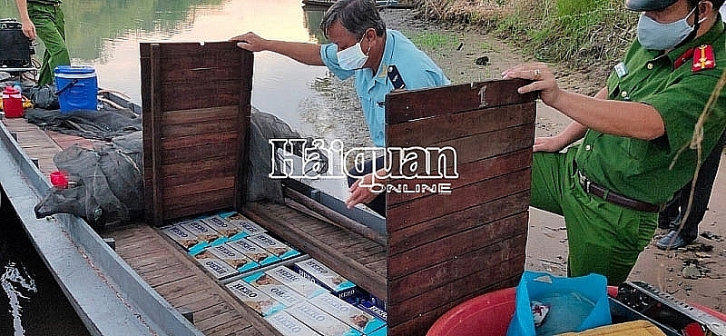 An Giang Customs seizes speedboat transporting smuggled cigarettes