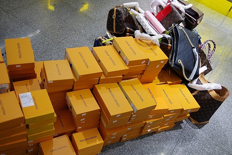 inspecting many business locations trading fake goods of famous brands