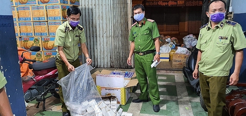 an giang truck seized transporting more than 1400 packs of smuggled cigarettes