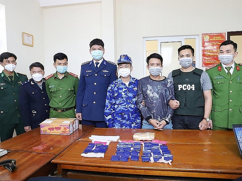 Ha Tinh Customs coordinates to arrest Nguyen Ba Quyen due to transporting nearly 8,000 tablets of synthetic drugs. Photo: Kim Phượng