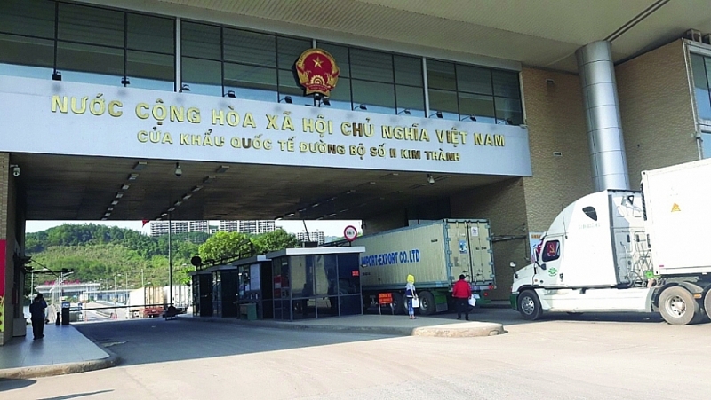 The activities at International land border gate No.II has been suspened for more than one month causing many difficulties for revenue collection task of Lao Cai Customs Department. Photo: Thái Bình