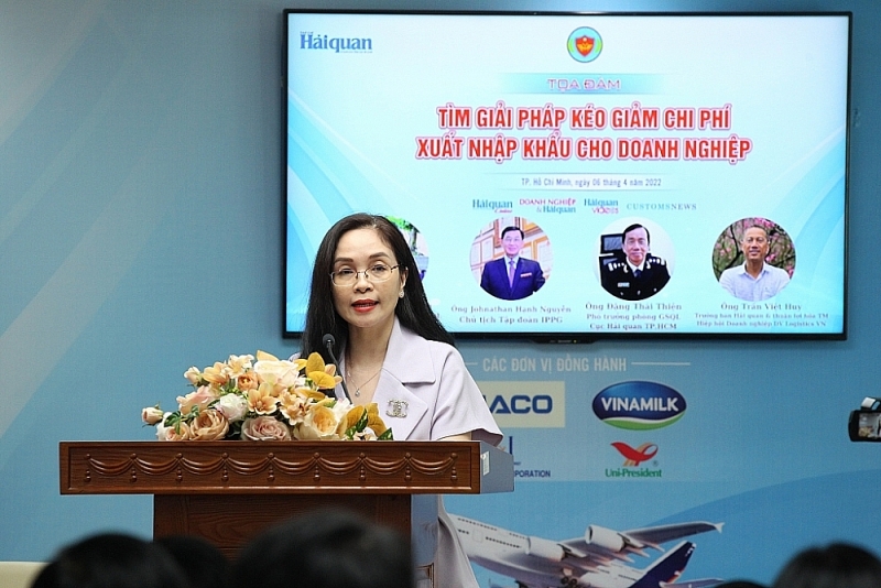 Mrs. Vu Thi Anh Hong, Editor-in-Chief of Customs News speak at the seminar. Photo: Châu Long