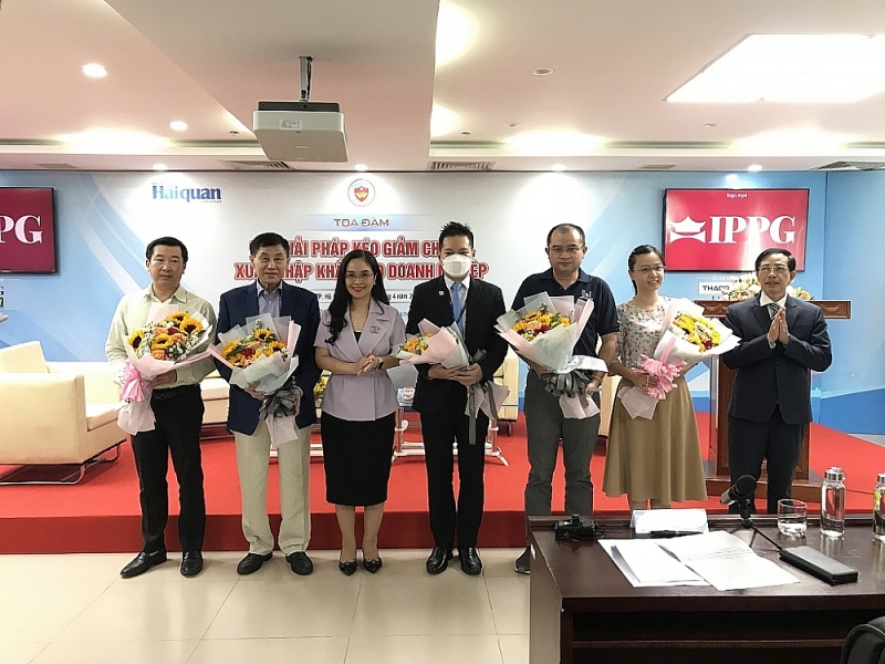 The organizers give flowers to thank the businesses that accompanied the seminar. Photo: Châu Long