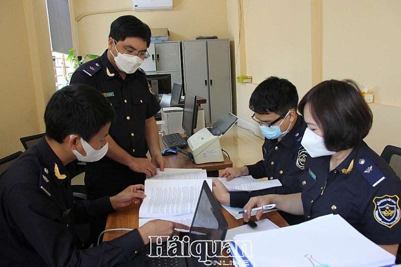 Ha Nam Ninh Customs officers review documents and vouchers in the customs professional process. Photo: H.Nụ
