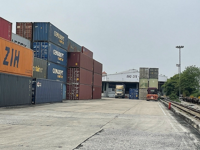 Improving the capacity of loading cargo at Yen Vien Station is one of the requirements to increase the circulation of import and export goods. Photo: N.Linh