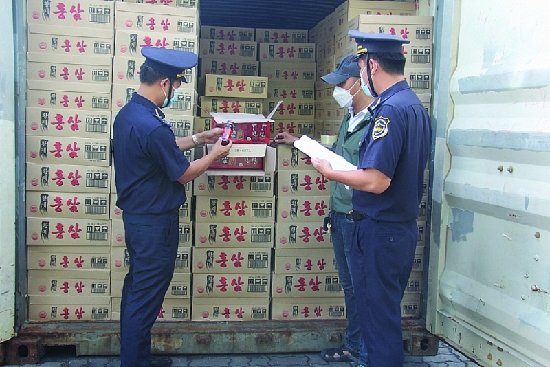 HCM CIty Customs officers checked imported foods. Photo: Lê Thu