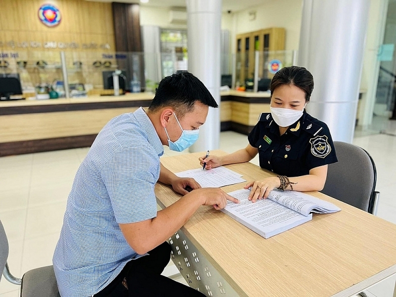 Customs officer of Hoa Khanh – Lien Chieu Industrial Park Customs Branch instructs customs procedures to enterprise. Photo: Da Nang Customs