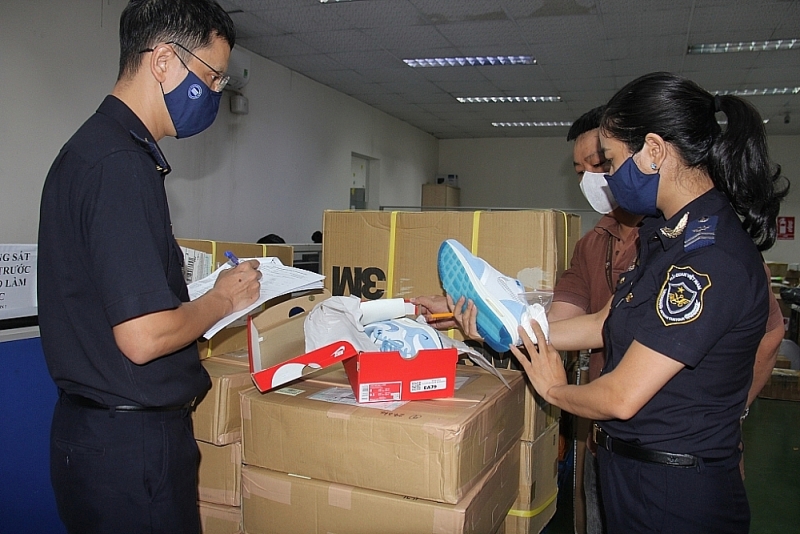 HCM CIty Customs officers check imported goods. Photo: T.H