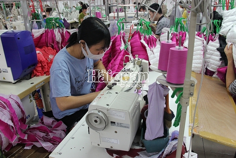 manufacturing goods for export production. Photo: H.Nụ