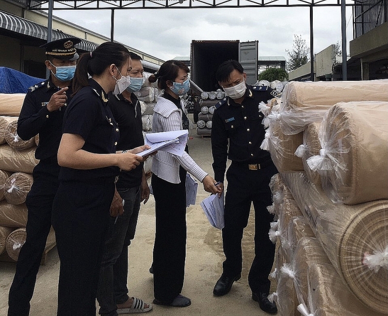 Quang Nam Customs officers handle procedures for import-export goods. Photo: A.T