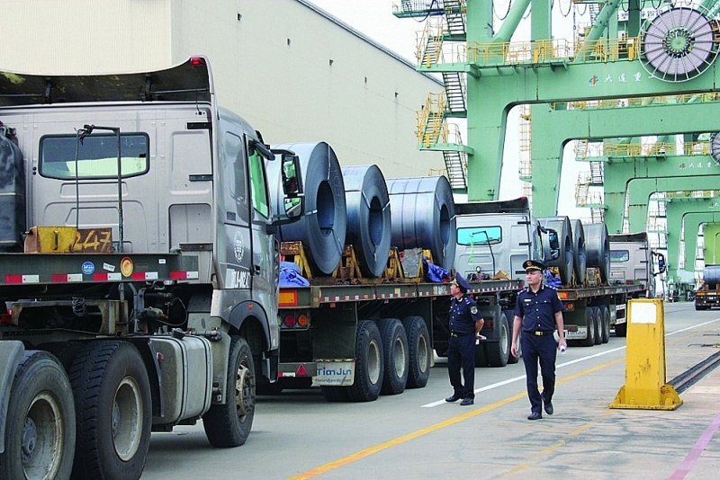 Vung Ang Customs officers supervise and check exported steel at Son Duong port. Photo: H.Nụ