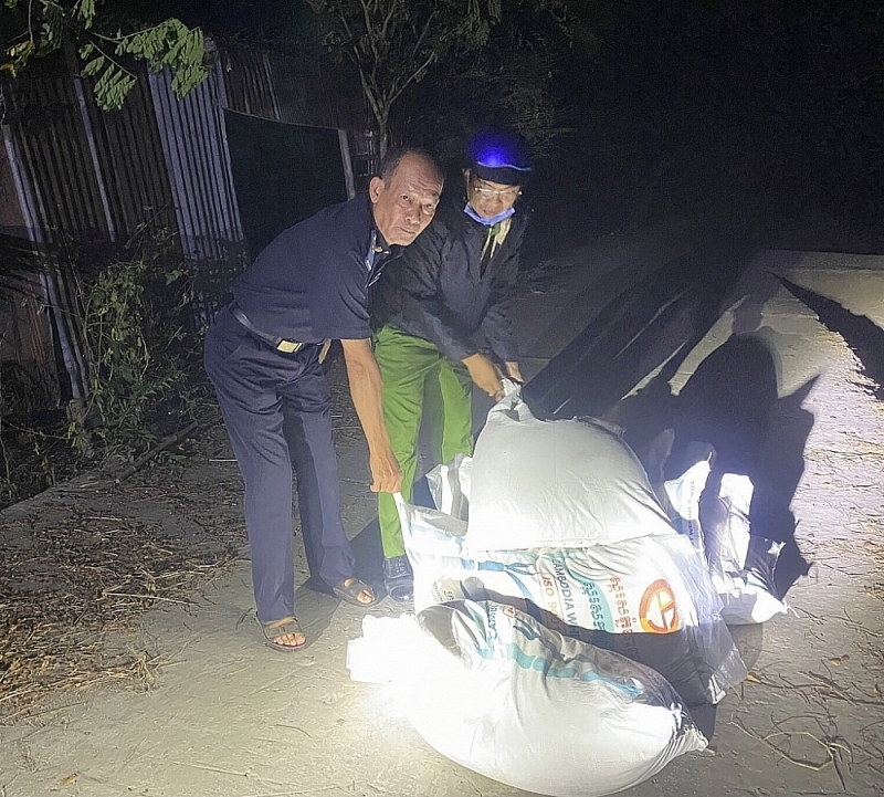 Smuggled sugar was gathered in the border area by Dong Thap Customs in coordination with the Police at night. Photo: ĐT