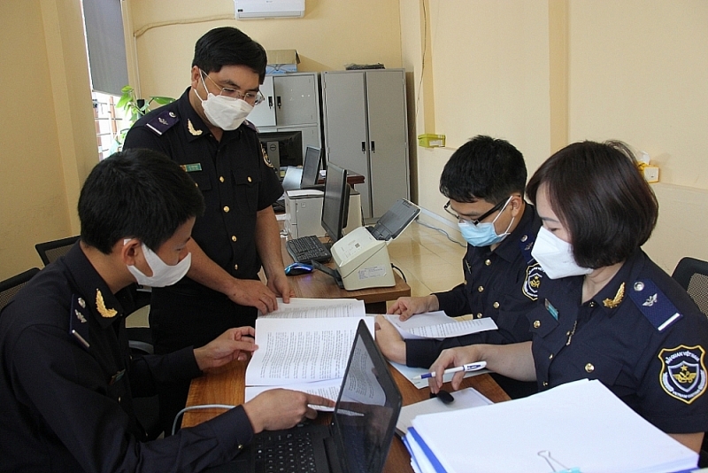 Ha Nam Ninh Customs officers conducted a review to find solutions for handling enterprises owing tax debts. Photo: H.Nụ