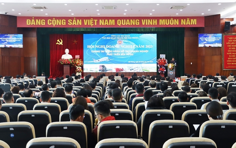 Hai Phong Customs Department held a dialogue (February 28, 2023) to remove obstacles for import-export enterprises. Photo: T.Bình